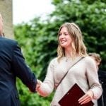 Forstander Olav uddeler diplom til elev