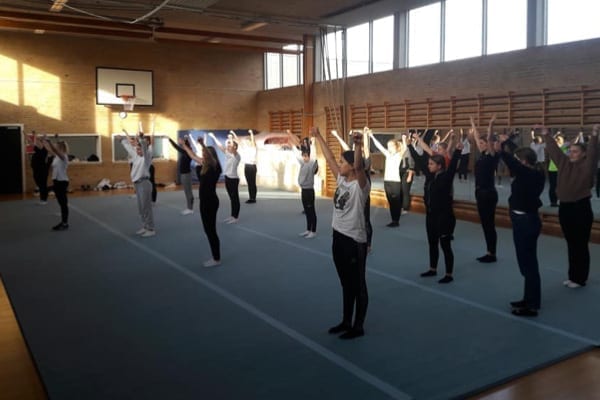 Cheerleading rehearses first performance