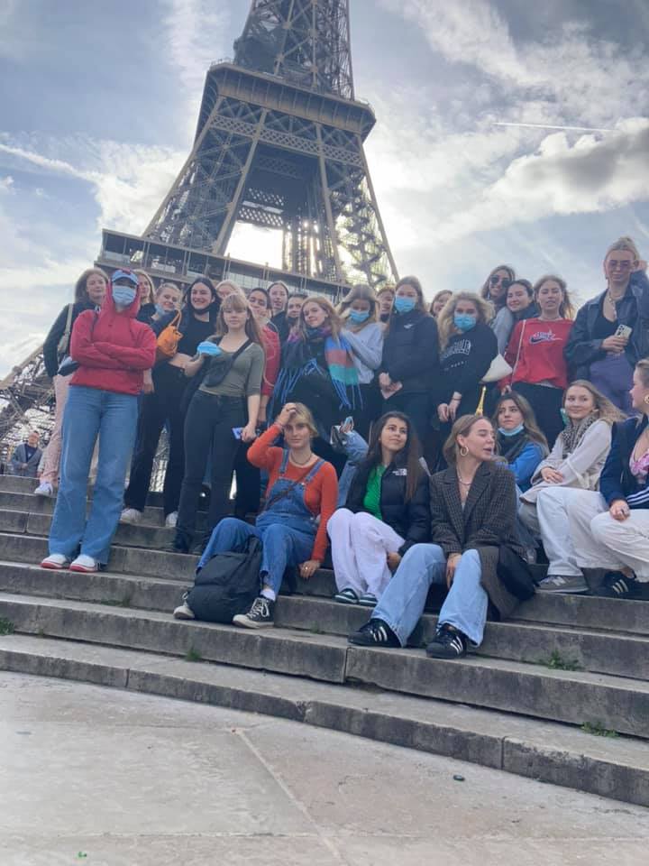 Fashion i Paris ved Eiffel tårnet