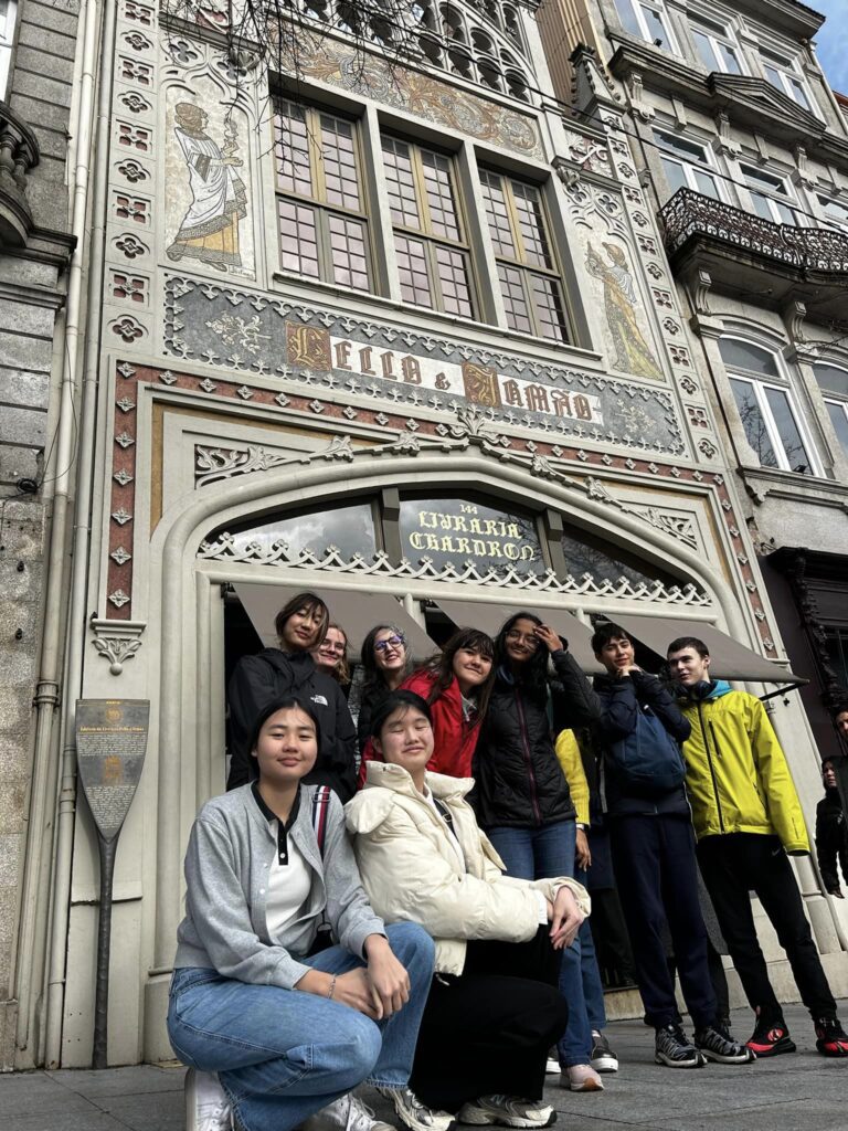Elever samlet foran en bygning i Europa