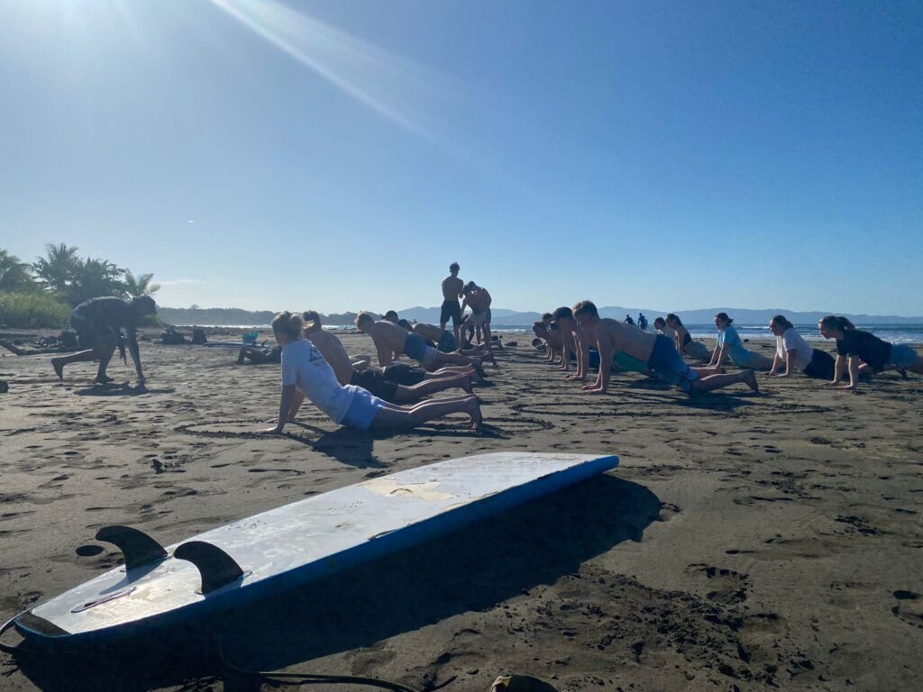 Efterskoleelever samlet til en lektion i at surfe