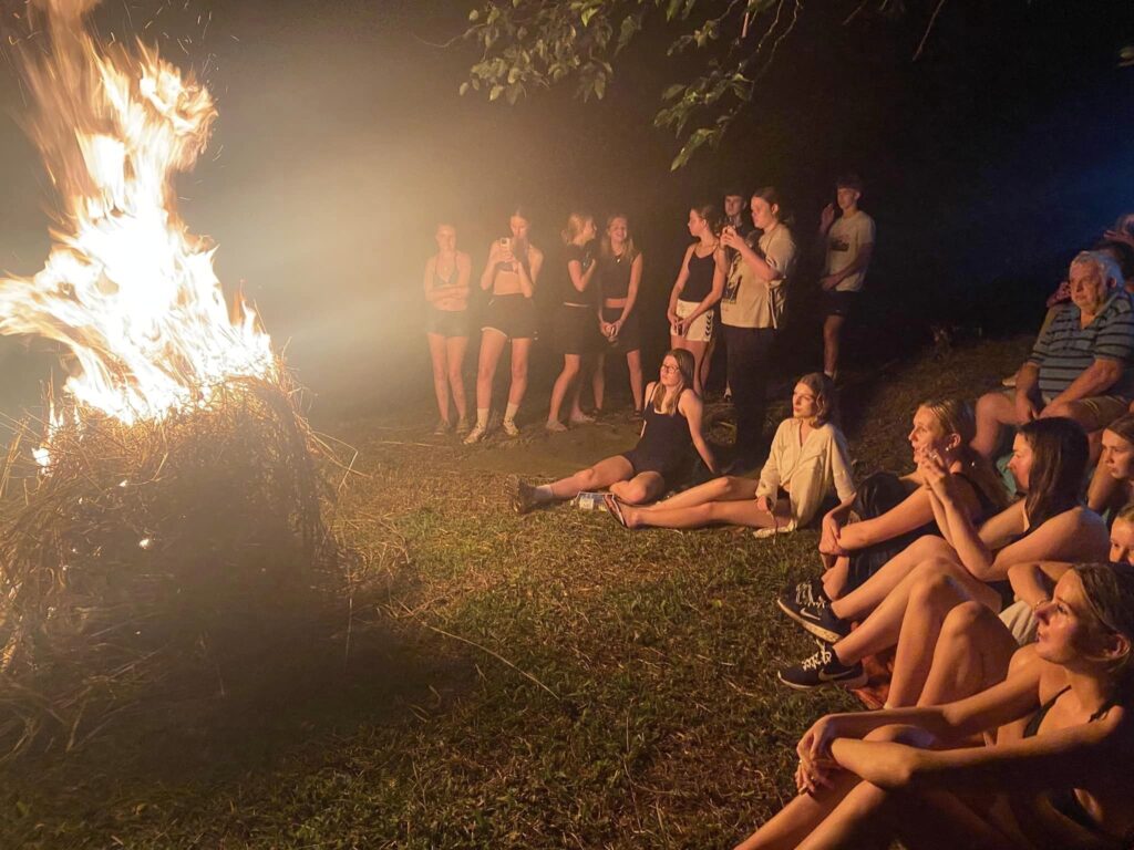 Efterskoleelever samlet rundt om bål i Brasilien.