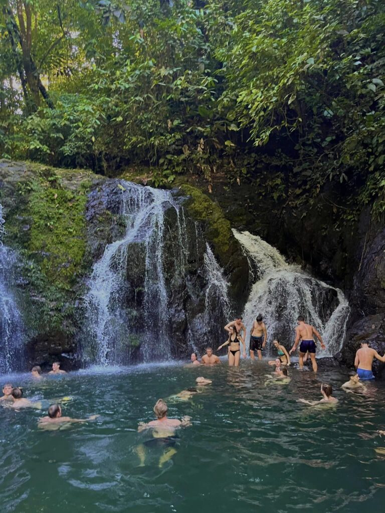 Efterskoleelver bader i et vandfald i Costa Rica
