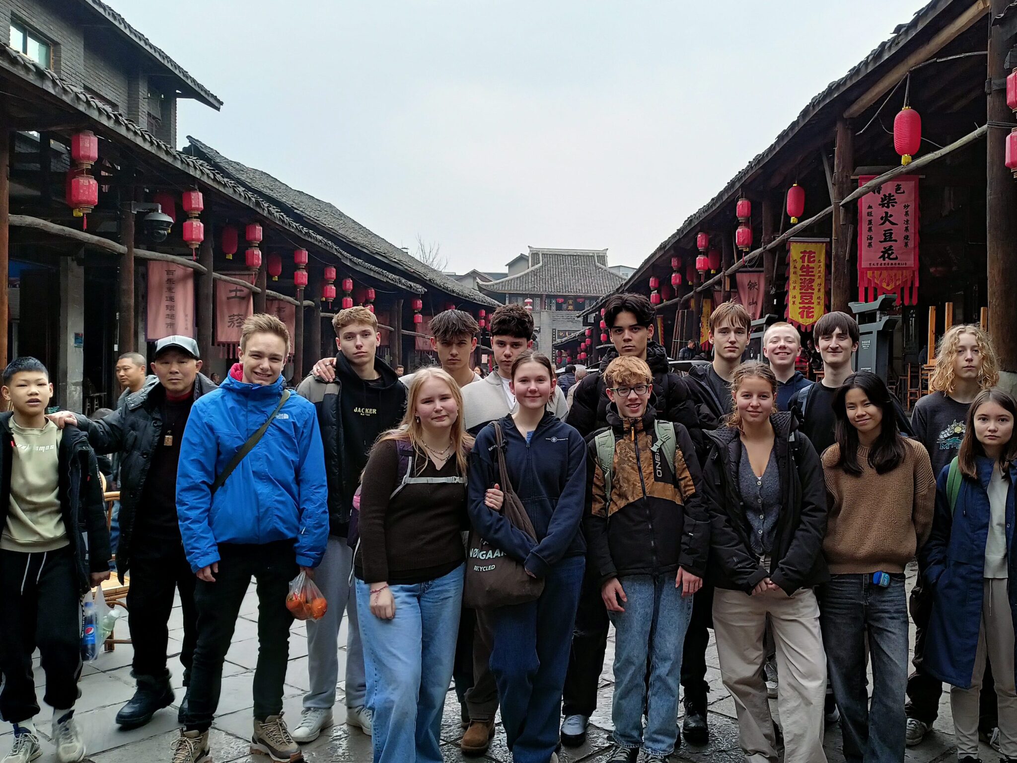 Efterskoleelever samlet med kinesisk kultur i baggrunden