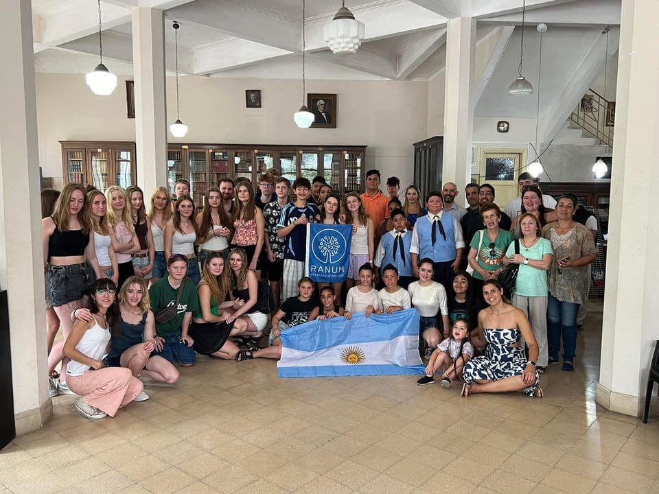 Efterskoleelever samlet med et flag fra Ranum Efterskole College og det agentinske flag.