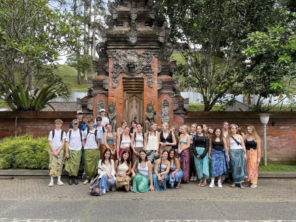 Efterskoleelver samlet foran tempel