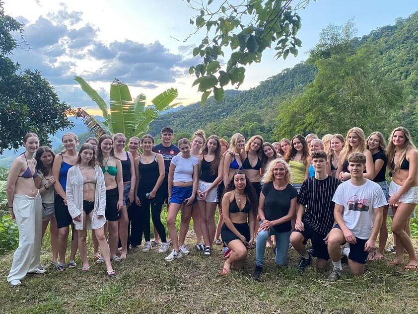 Group photo of efterskole students on a trip in Brasilien.