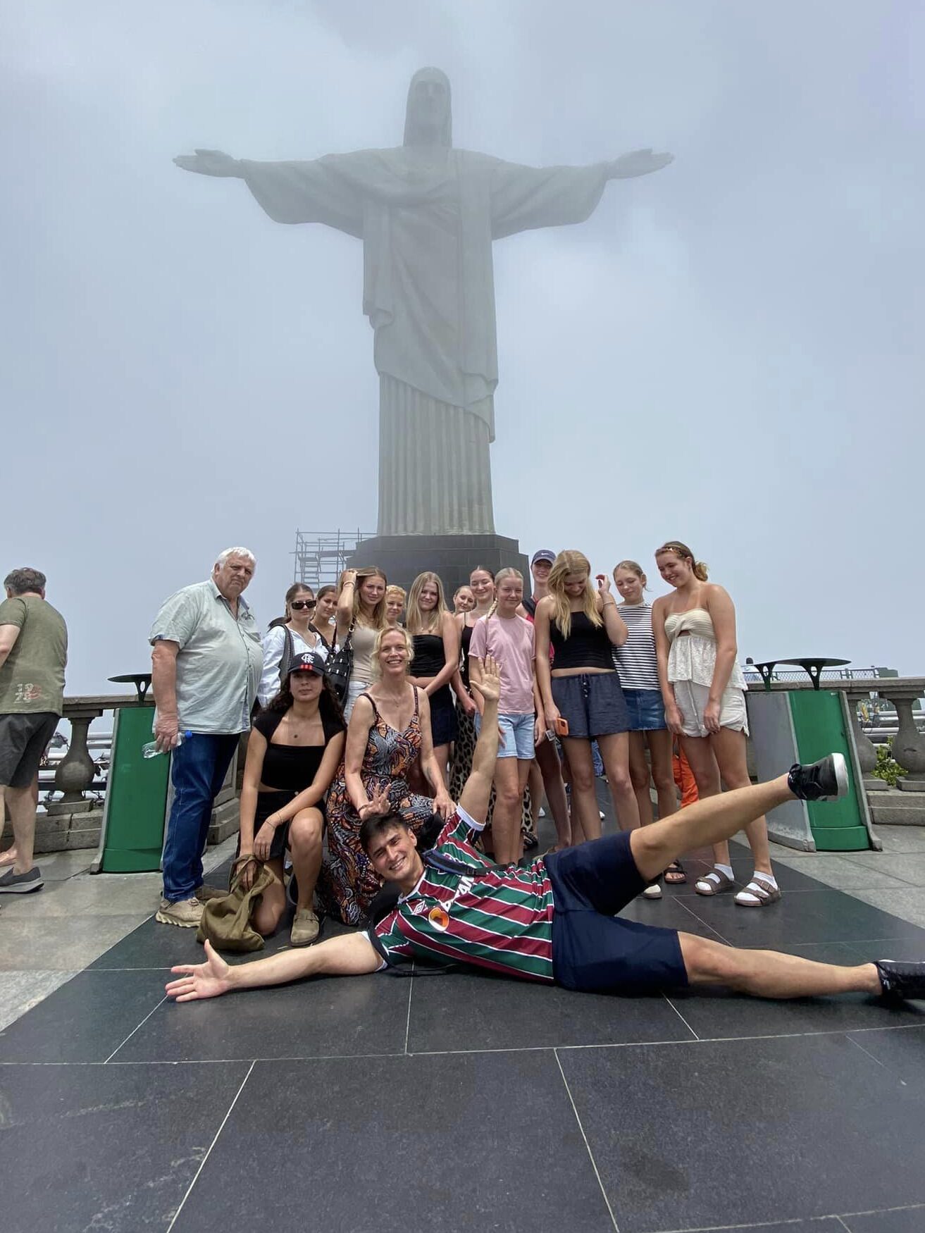 Efterskoleelever står samlet foran kristus statuen i Brasilien.