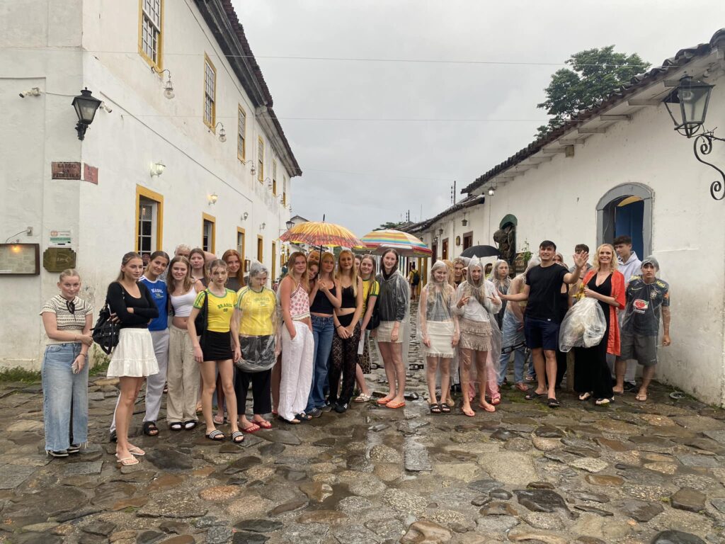 After-school students narrowed down for a group photo in the rain in Brasilien.