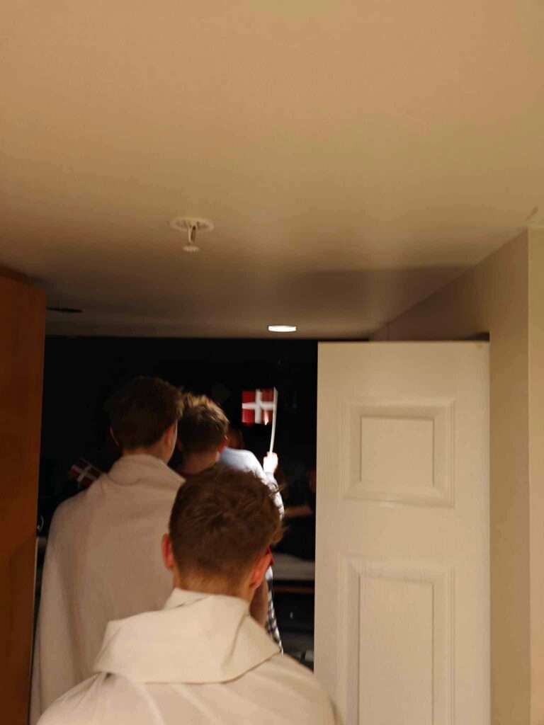 Drenge går ind på et værelse med fødselsdahsflag