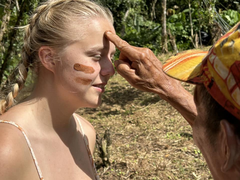 Dansk pige bliver malet i hovedet af en mand fra Costa Rica