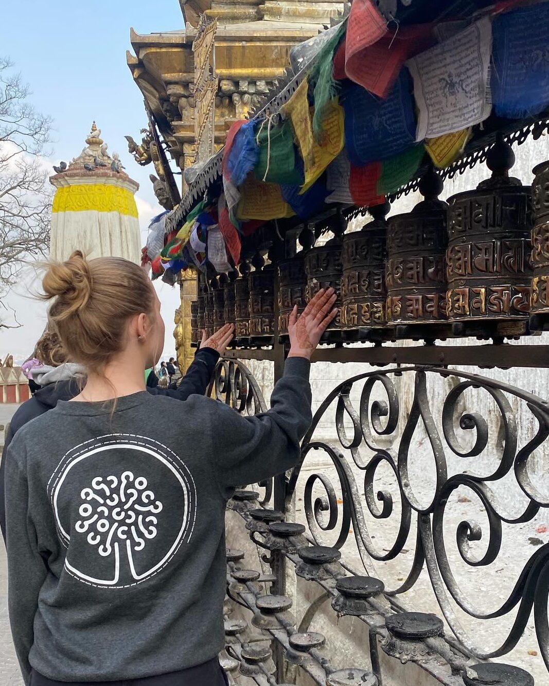 Girl wearing grey sweatshirt with Ranum Efterskole College logo on the back