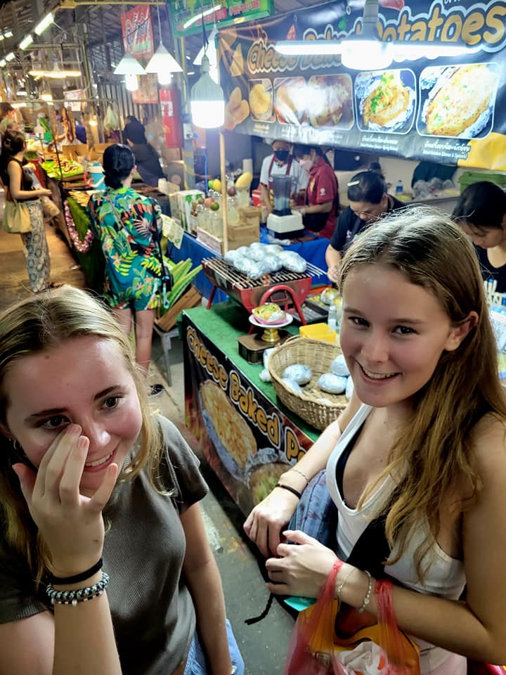To danske piger står på et marked i Thailand