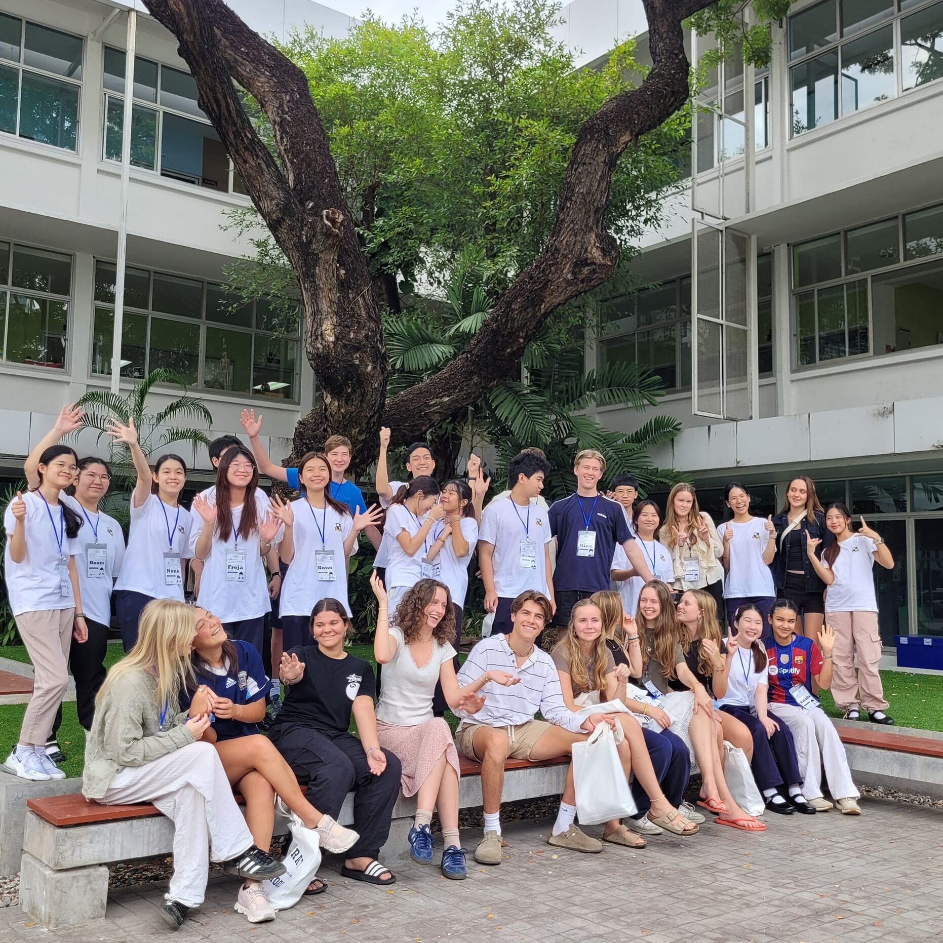 Efterskoleelever samlet i Thailand  med et stort tre i baggrunden