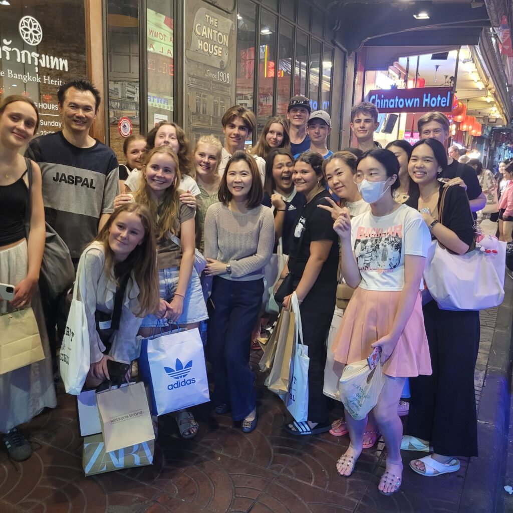 Efterskoleelever samlet i Thailand
