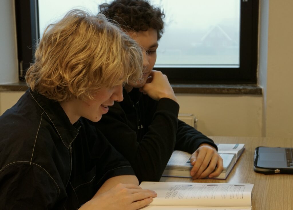 To drenge fra Ranum Efterskole College  kigger ned i en bog