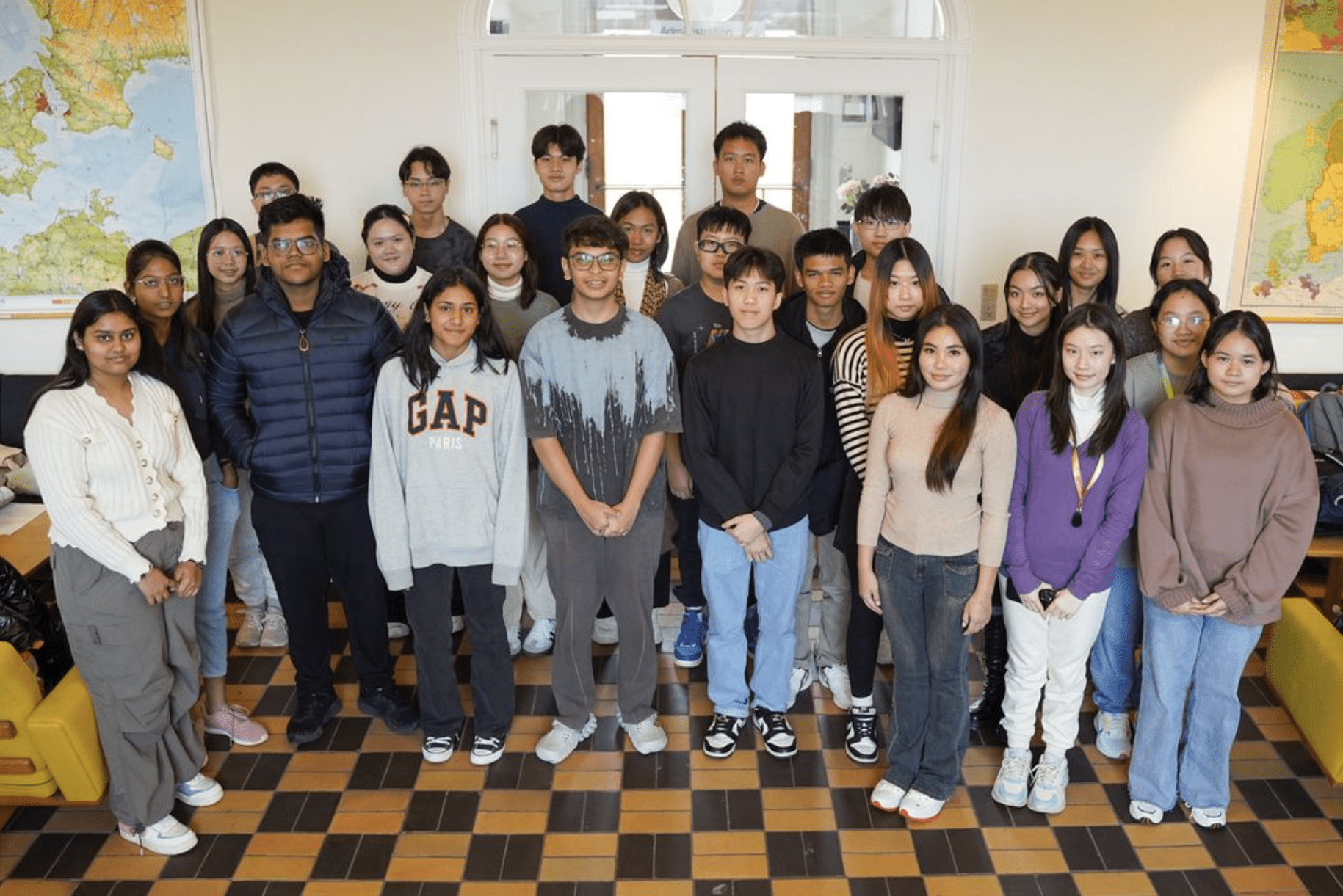 Et gruppebillede af 25 elever fra Thailand og Indien