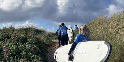 Ranum Efterskole Students on their way to surfing