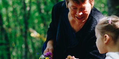 Children learn about flowers and snails