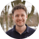 Viser billede af Bård som arbejder i køkkenet.